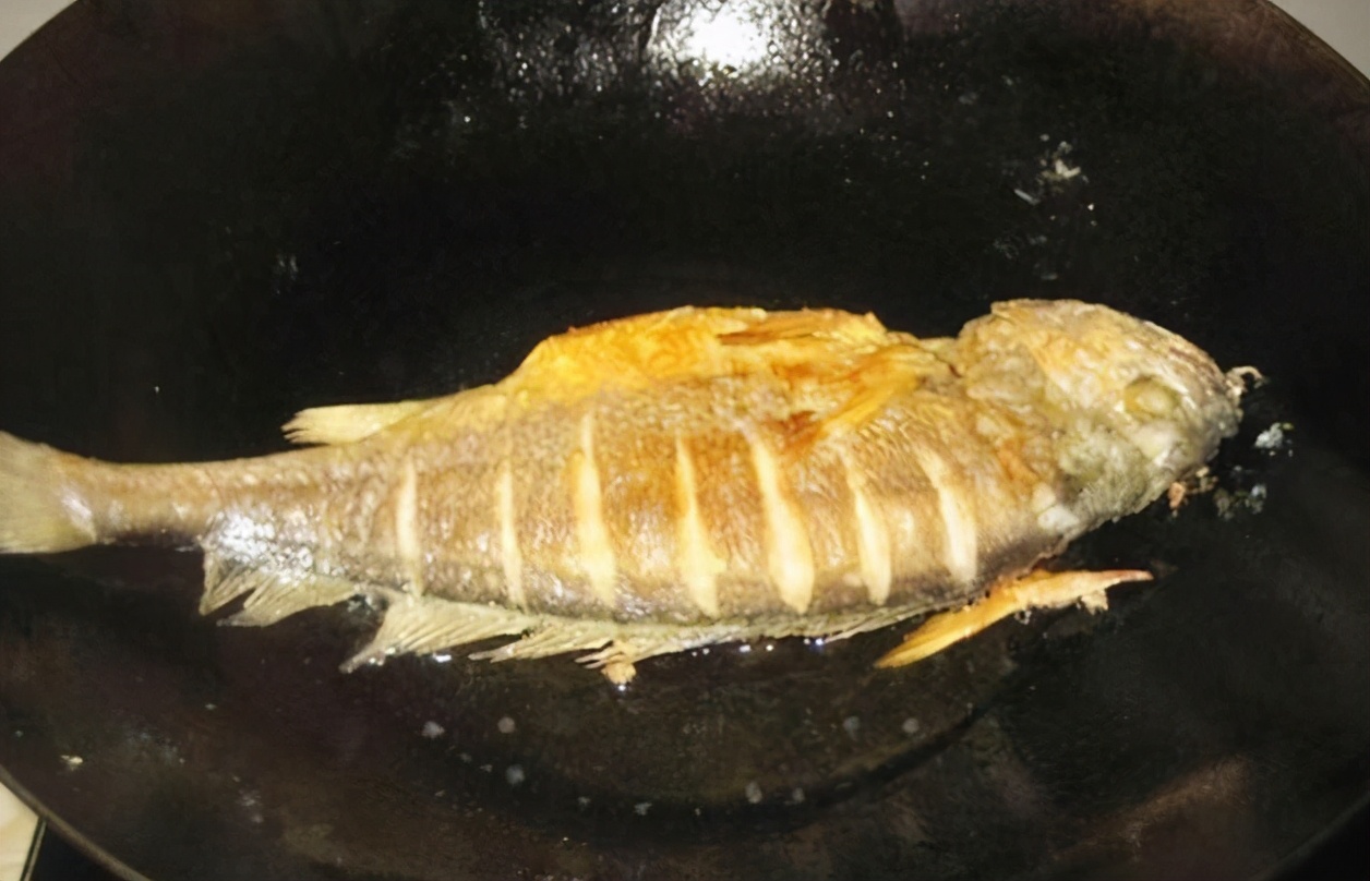 煎鱼怎么煎不破皮,煎鱼别直接下油锅煎加上这一步
