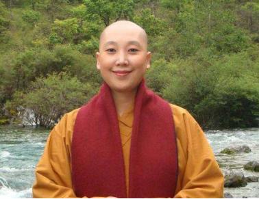 她曾是华语歌坛的顶峰,在事业巅峰期出家为尼,如今过得怎样?