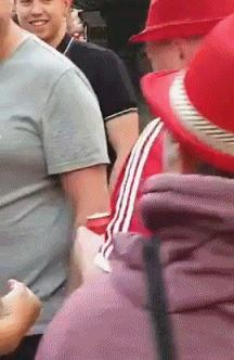 利物浦球迷看台被暴打,皇马球迷嘲讽利物浦