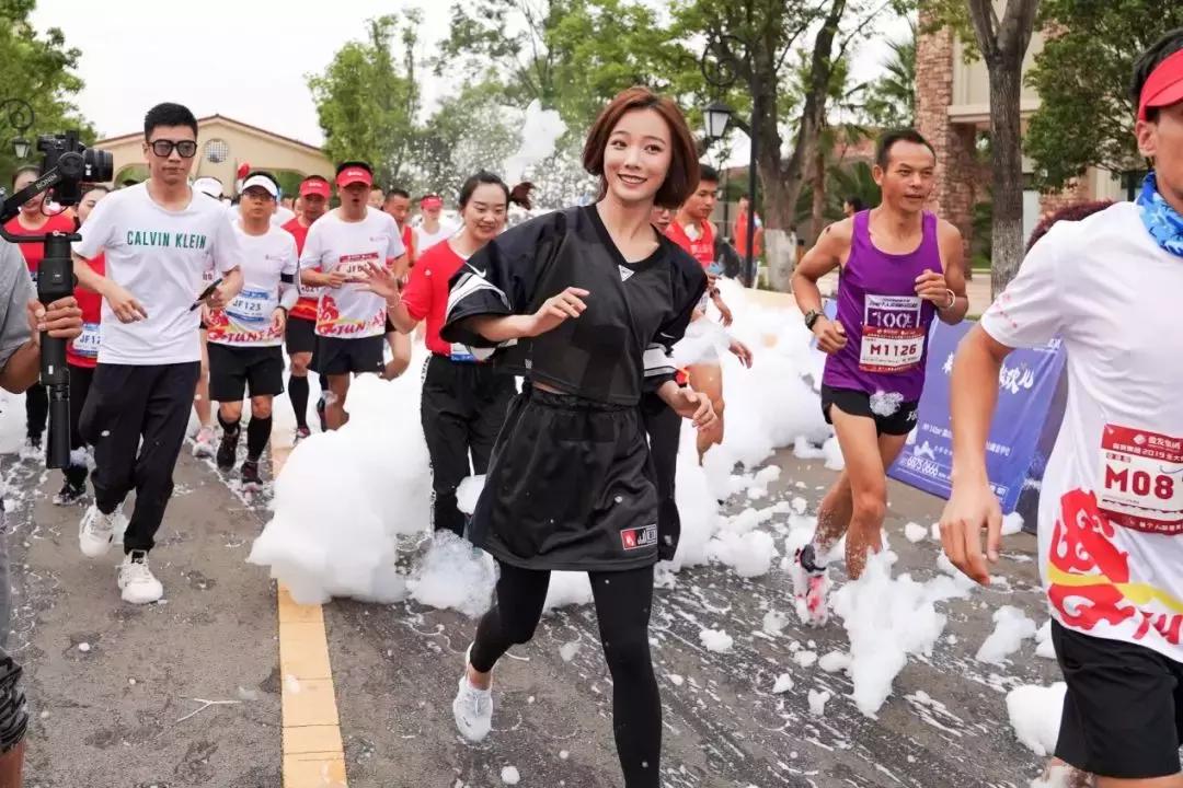 王珞丹成都活动,马拉松燃爆全城