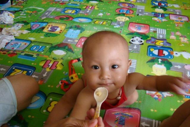 2岁男童上吐下泻发烧,2岁孩子上吐下泻厉害要去医院吗