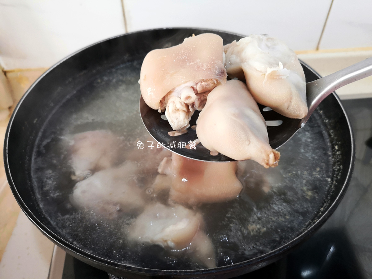 炖肘子和猪蹄软烂脱骨需要多久,如何在家制作软烂脱骨的猪蹄