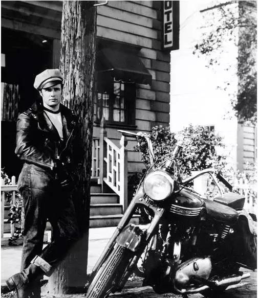 秋冬皮衣流行款 (秋冬季皮衣复古潮流)