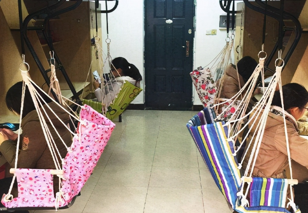 大学刚开学，学生就被舍友针对，半夜在论坛哭诉，学姐：活该