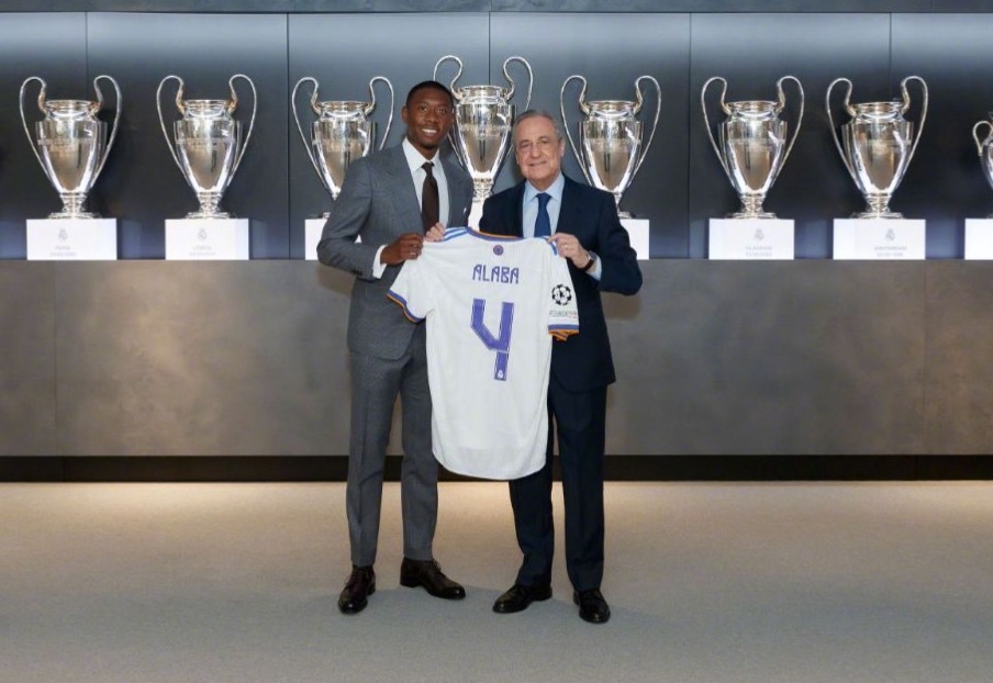 孙颖莎和伊藤美诚台下互动,孙颖莎对伊藤美诚撒娇