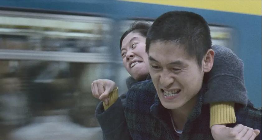 小混混爱上智障女，两个残疾人的性欲与爱情，都被它展现得很刺骨