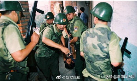 潜逃20年“女魔”落网：曾为小学教师伙同男友残忍杀7人