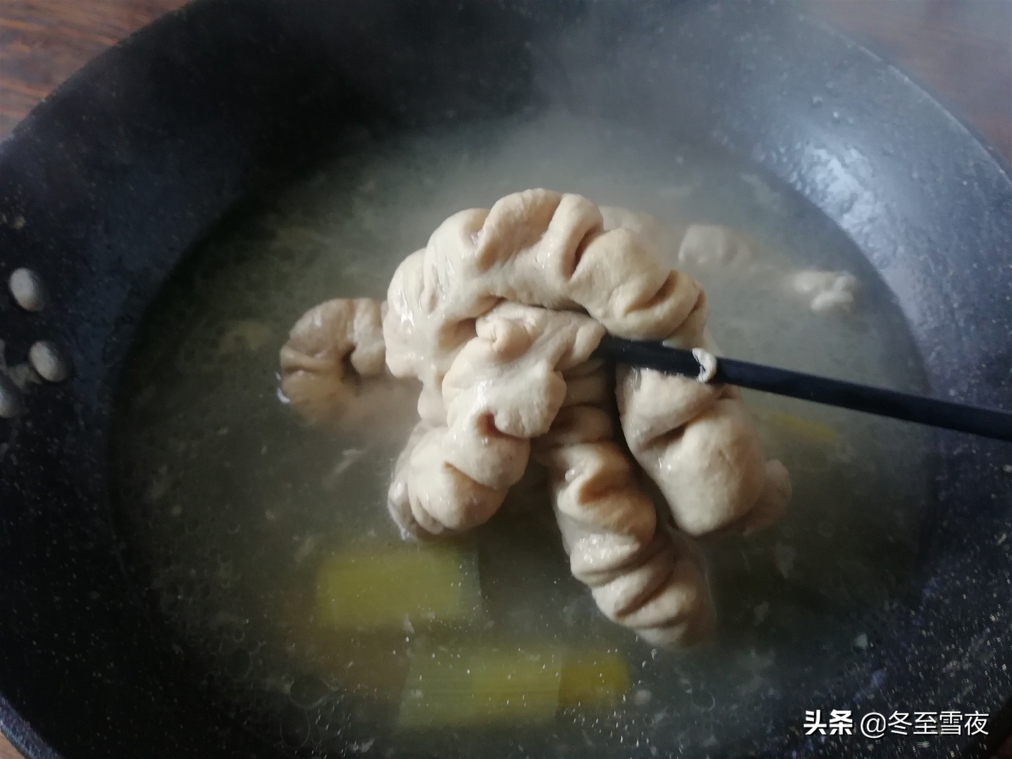 洗肥肠的方法小视频,清洗肥肠半透明小窍门