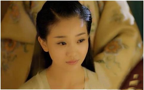 他爱上了自己的亲妹妹，不敢又不能，最后却爱得轰轰烈烈