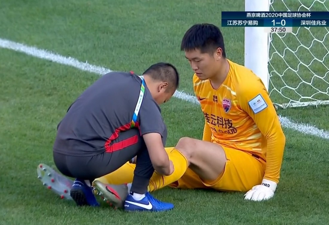 足协杯爆发冲突!深足大将肘击对手,两黄变一红被罚下+导致丢球