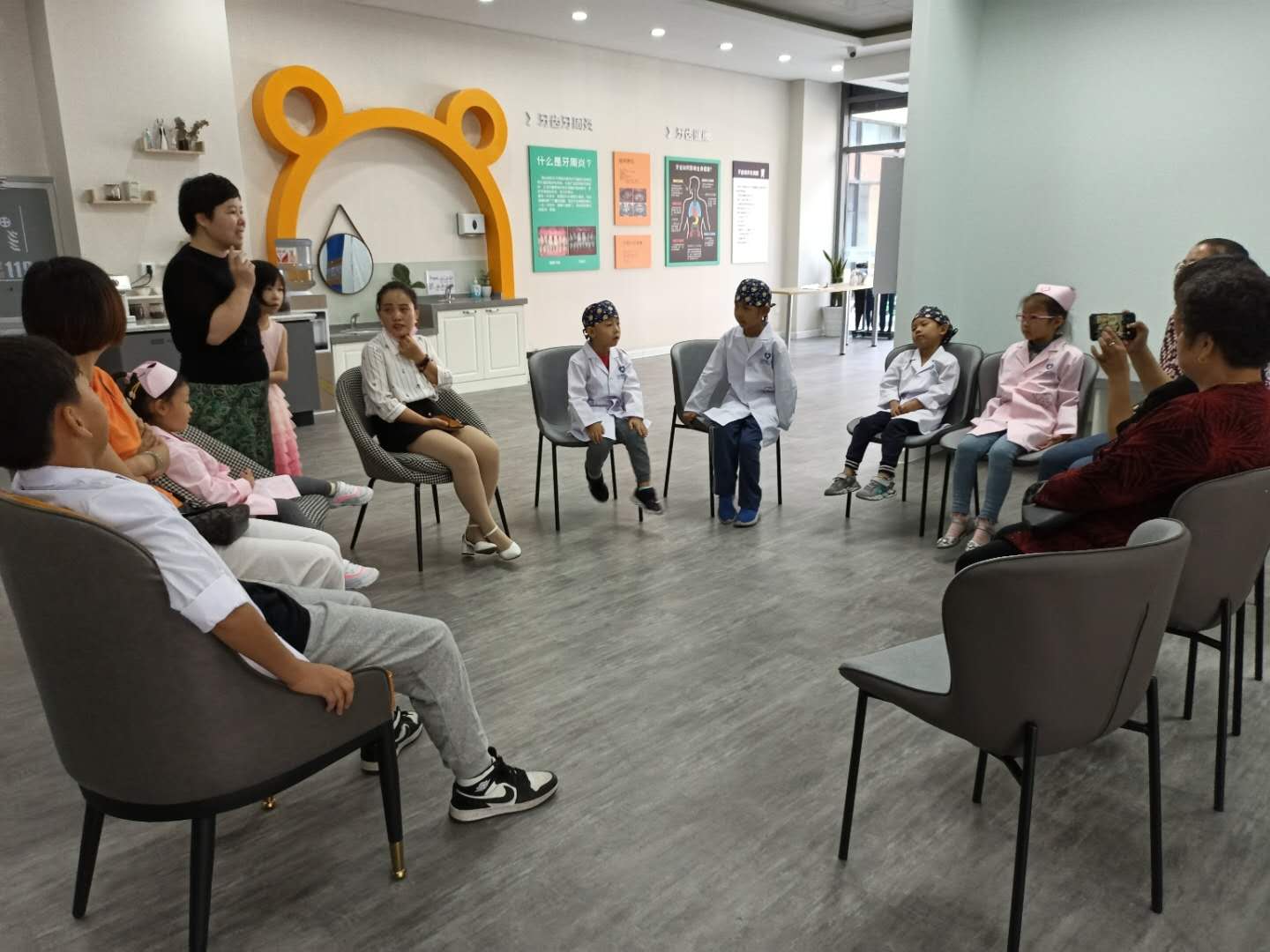 怎样给孩子讲牙齿护理知识,小牙医护齿视频