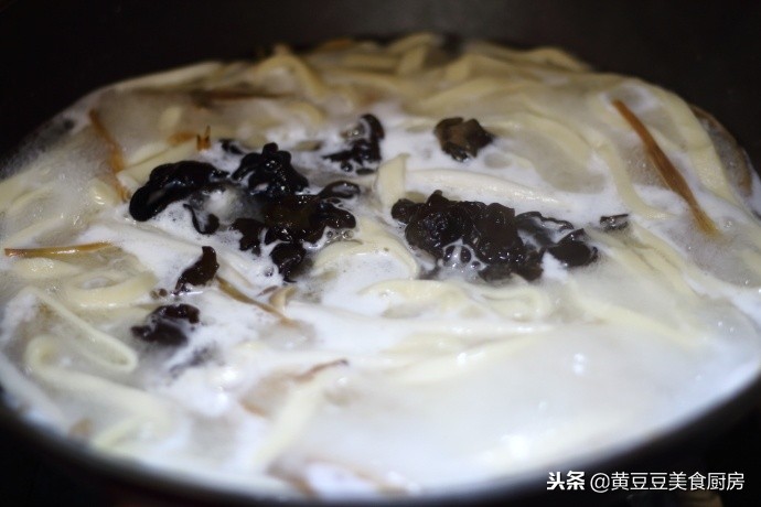 做手擀面用不用醒面,做手擀面里面需要加鸡蛋吗