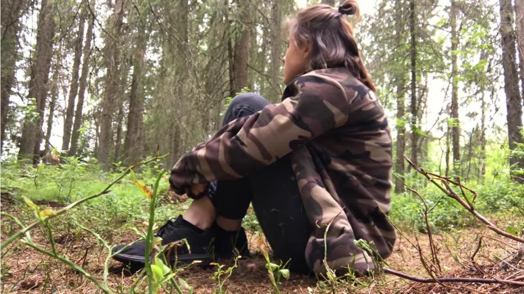 葬礼当天，她成为了四个孩子的“后妈”，网友：这是童话故事吧