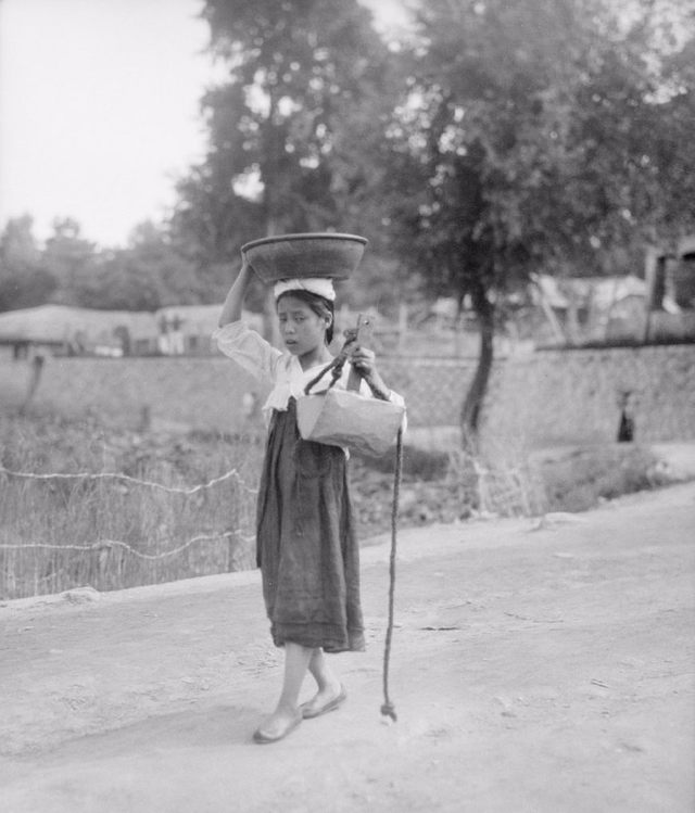 日本统治下的朝鲜老照片：百姓面无喜色，妇女露乳装被取消