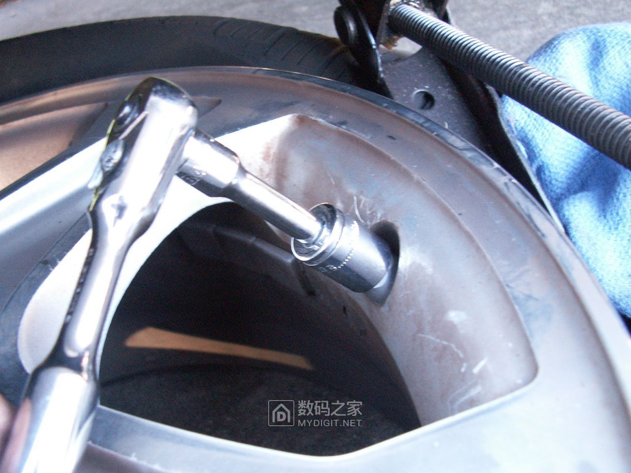 无需匹配的轮胎传感器怎么装,带胎压传感器的轮胎更换教程