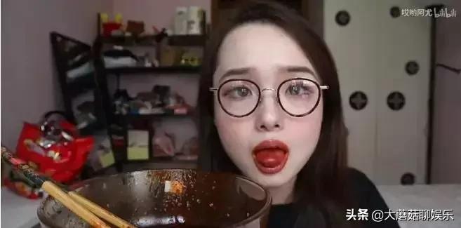 生吞活章鱼是一口一个的,日本生吃章鱼处理过程