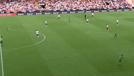 梅西武磊回归训练场,梅西沉肩过人武磊