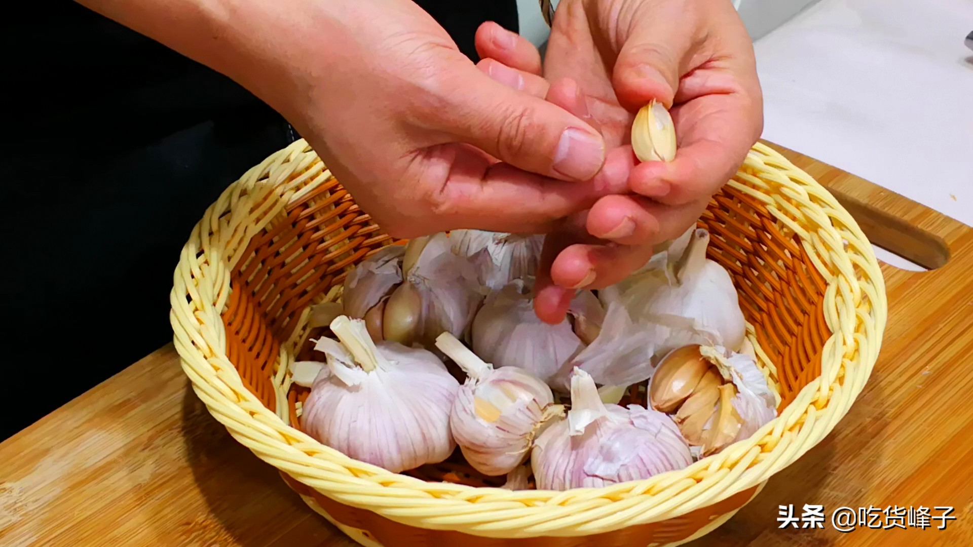 剥大蒜小妙招视频,剥大蒜有没有技巧