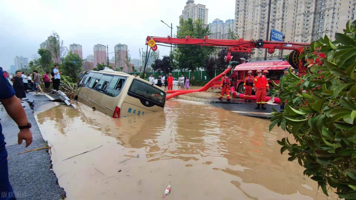 超暖心！广州两支球队横幅+球衣为暴雨中的河南加油