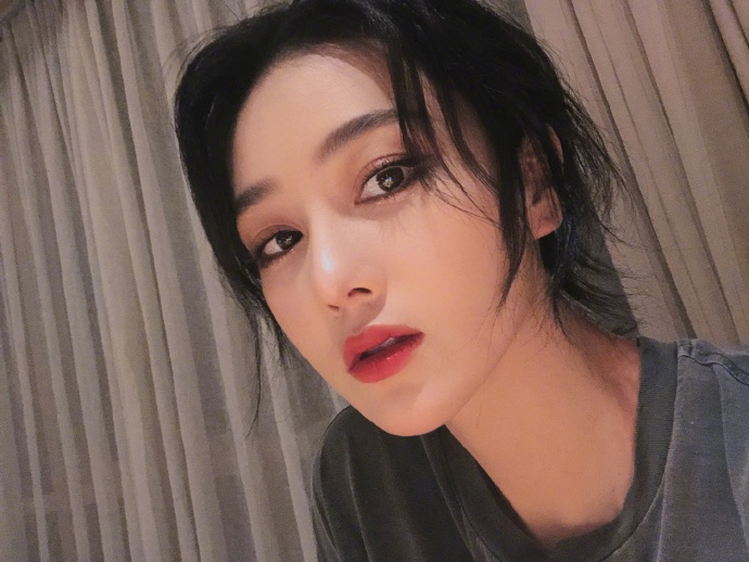 军嫂张馨予晒照，自曝练习主持到喉咙沙哑，狂吃药到皮肤过敏