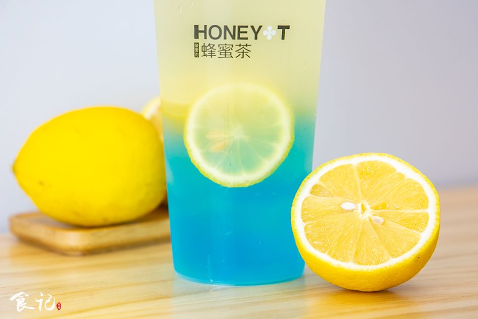 在人民路上喝了杯爆款「蜂蜜茶」，还送我超萌杯套