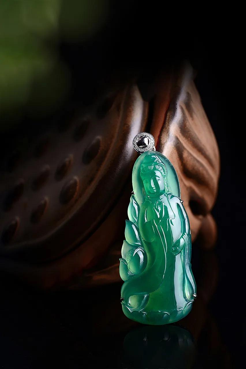 怎么辨别宝石翡翠的真假,如何鉴别纯天然的翡翠首饰