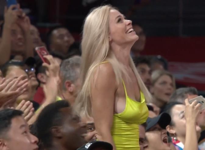 巴西啦啦队舞蹈燃爆全场,巴西闪电登场