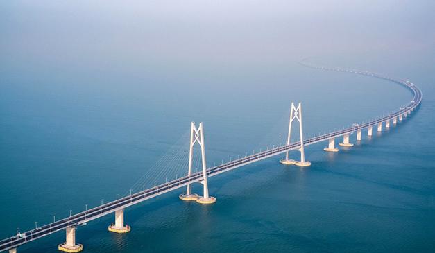 胡应湘跟李嘉诚年轻时船上合影,胡应湘遭李嘉诚威胁