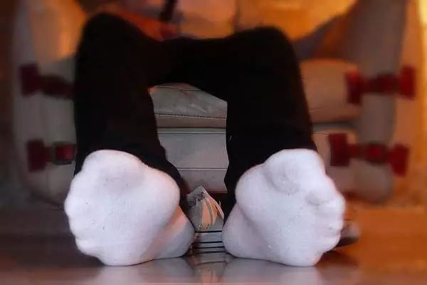 袜子太脏怎么才能洗干净,袜子为何洗干净了还是硬