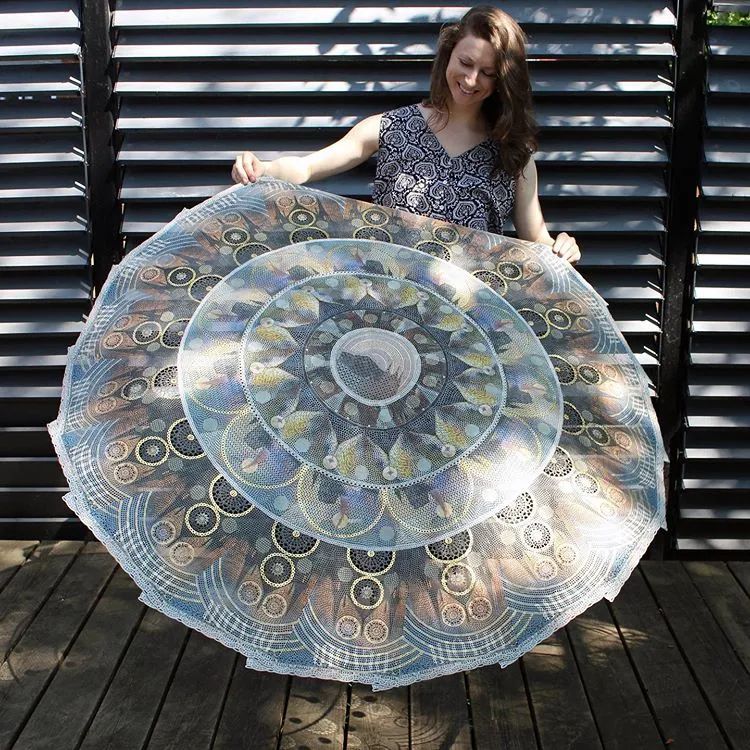 她用一把手术刀在2毛钱废报纸上雕出精美图腾，一幅卖60万