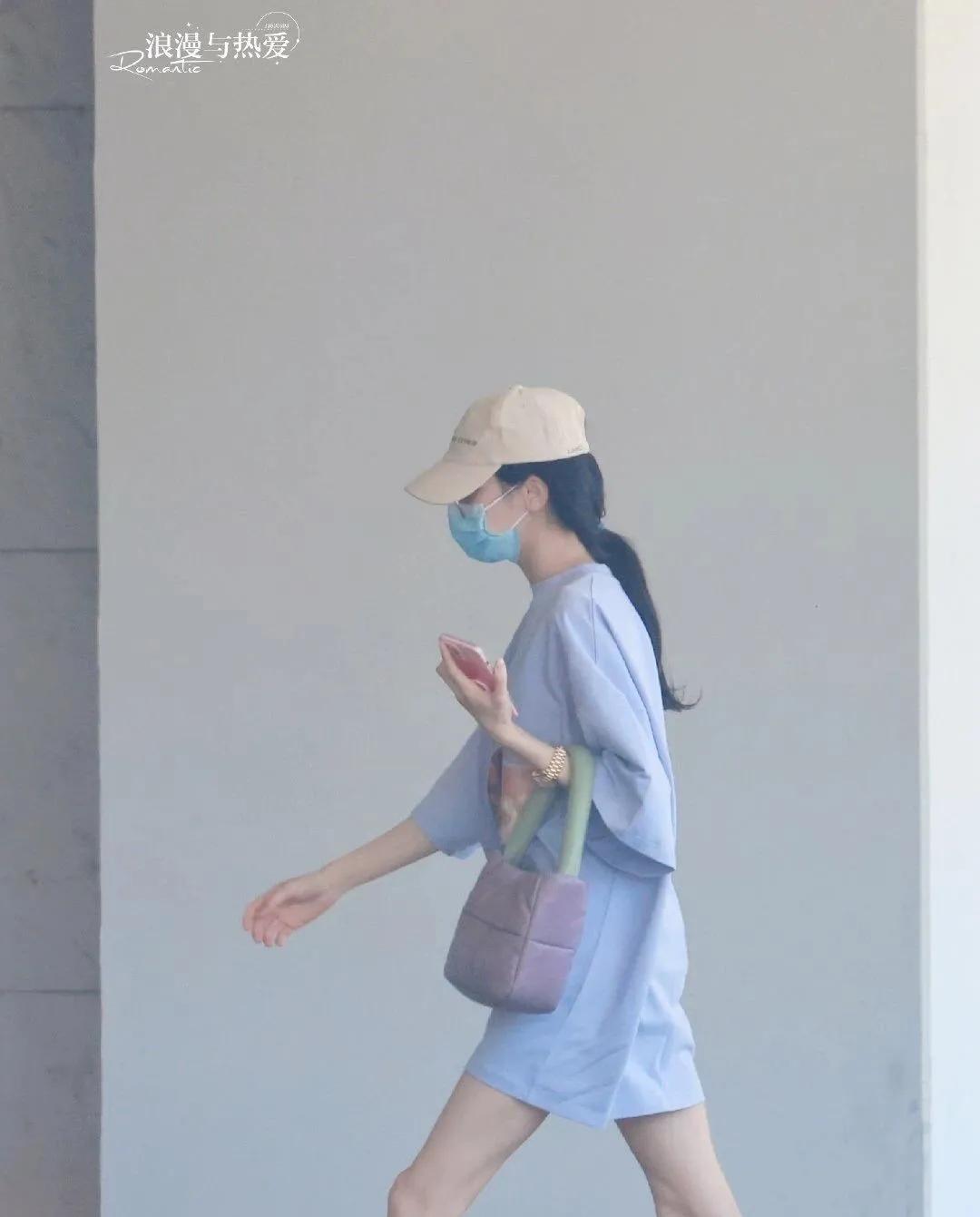 22W劳力士，热巴选择配百元包包出街