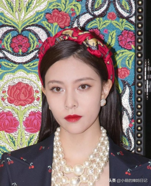 这个春天必学的气质发型,简单又时尚的发带造型