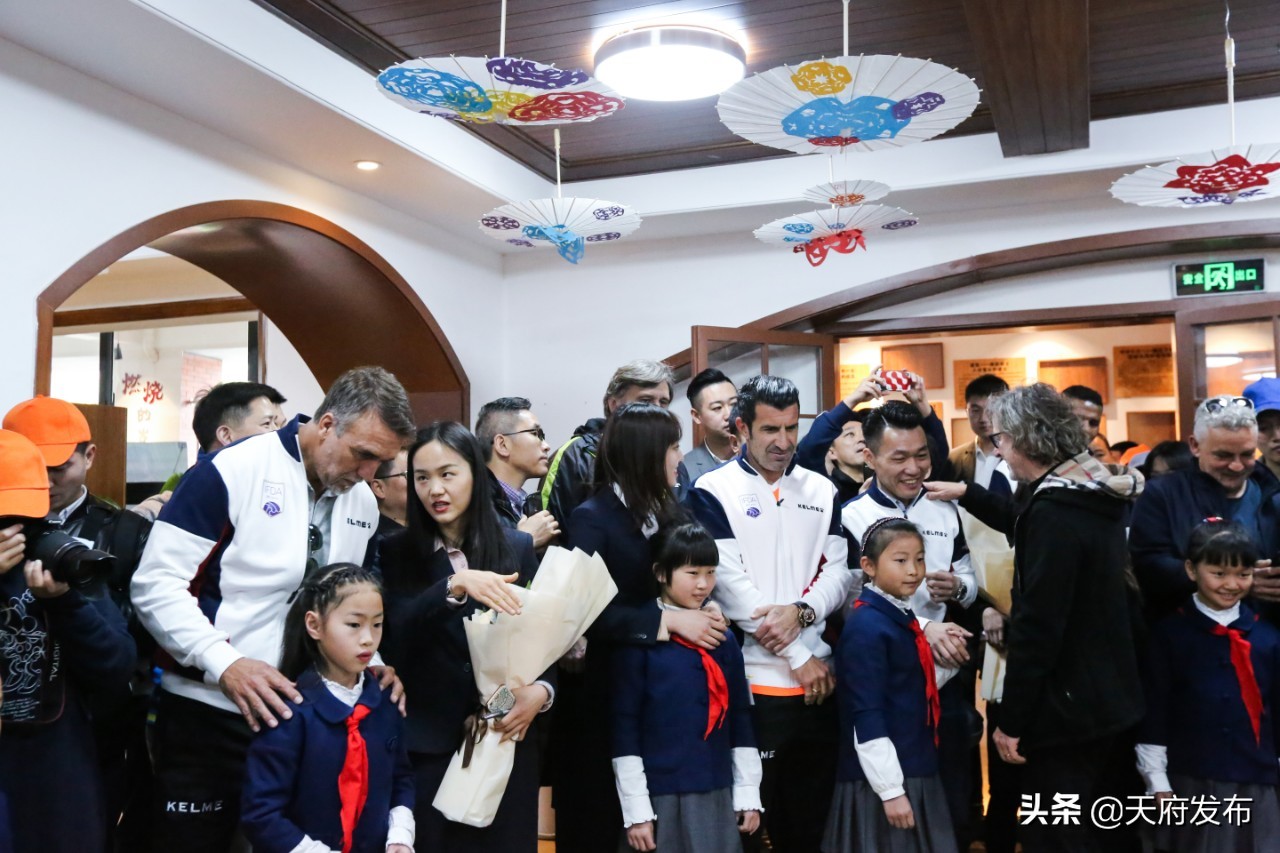 燃爆！巴乔、巴蒂、菲戈等世界足坛传奇齐聚天府新区，重现当年风采