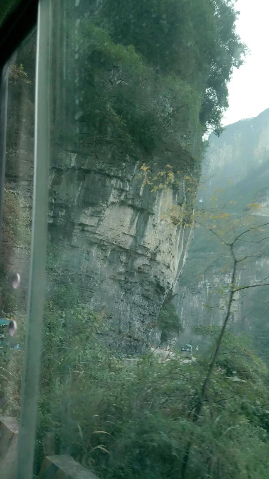 张家界天门山悬崖峭壁的视频,张家界天门山山峰险峻风景秀美