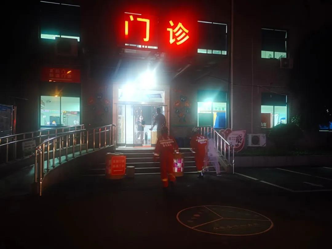 小孩手夹门上消防员来帮忙视频,新余男童手卡门缝消防救援脱险