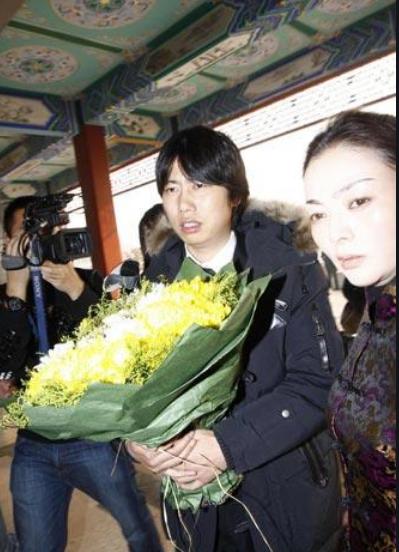 她23岁一曲成名，提携杨坤红过那英，两次被情所伤，39岁跳楼自杀