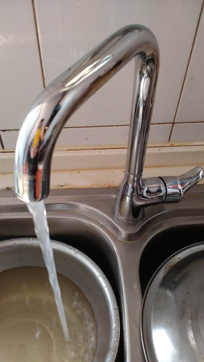 水龙头用久了滴水有小妙招吗,水龙头滴水漏水阀芯卸不掉怎么办