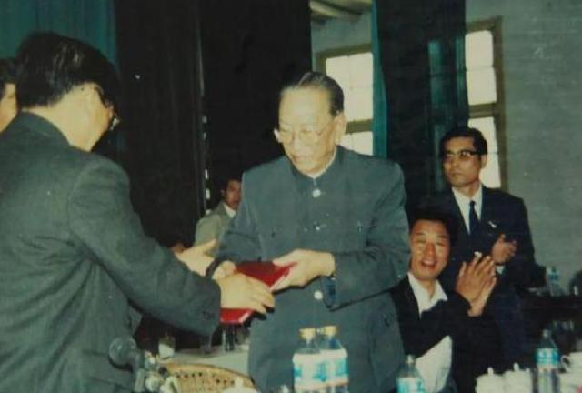 *飚耿**：曾送一只老虎给毛主席，身兼北欧三国使节，晚年成为副国级