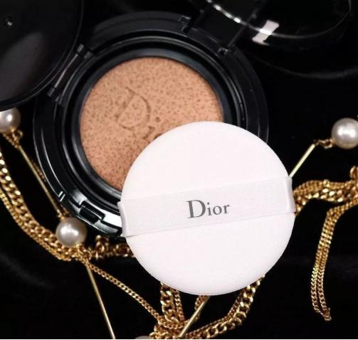 阿玛尼黑气垫怎么上妆不卡粉,阿玛尼和迪奥哪个品牌气垫比较好