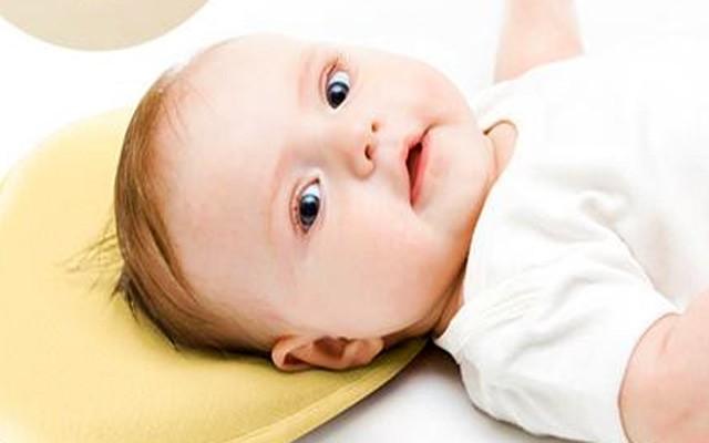 刚出生的婴儿可以用蚕屎枕头吗,什么时候可以给婴儿用小枕头