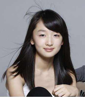 周冬雨：出道即巅峰，成最年轻双料影后，背后却离不开这两个男人