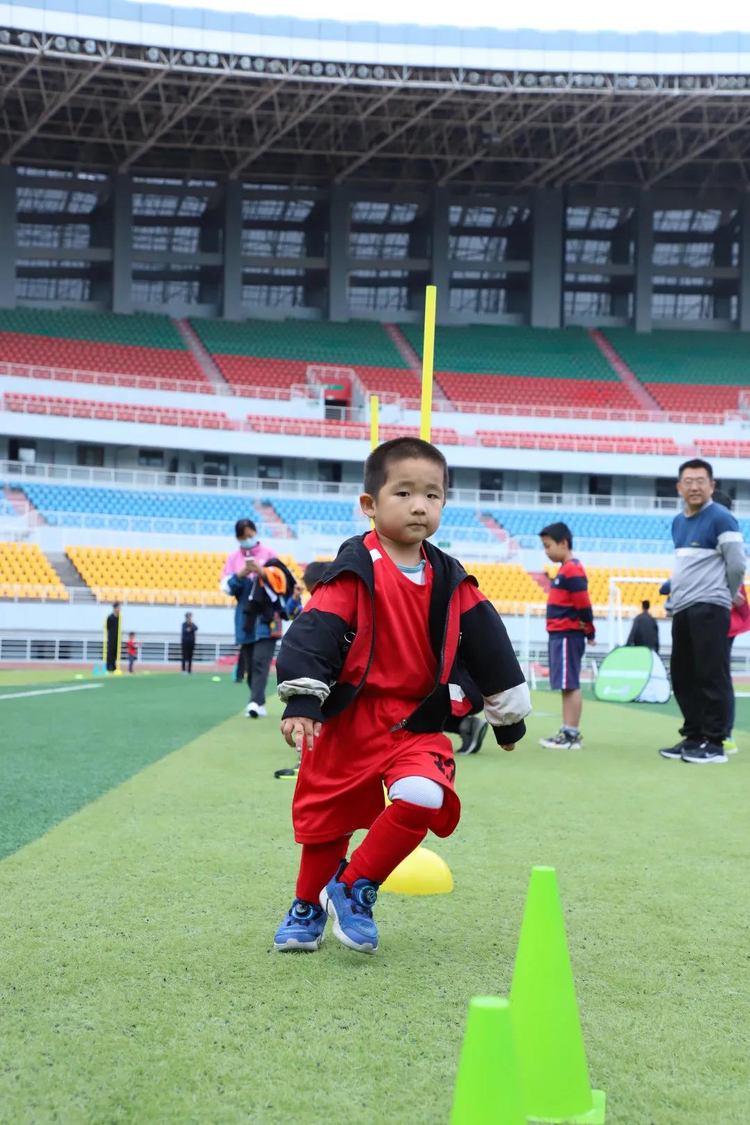 聊城大学附属幼儿园足球趣味赛成功举办