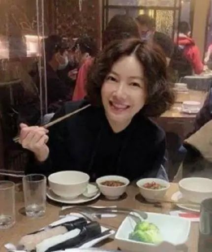 玉女歌手拒绝大佬*规则潜**背上巨额违约金！为还债走穴捞金无人识