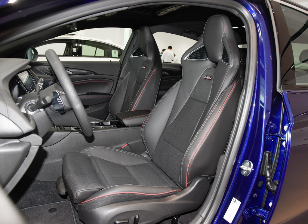 君威值不值得买家用,君威各代车型