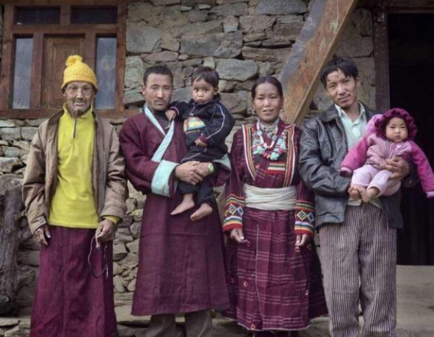 尼泊尔五个兄弟娶一个媳妇儿,尼泊尔一妻多夫制的家庭