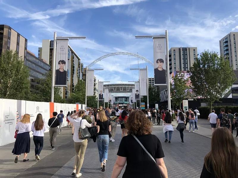 他们征服了这被世人铭记的传奇音乐圣殿，再次创造K-pop新历史