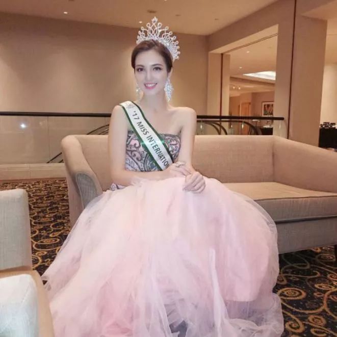 地下情玩足一年!21岁高颜值澳门小姐公开认爱国际先生