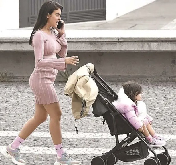 c罗亲子装,c罗居家训练大秀身材