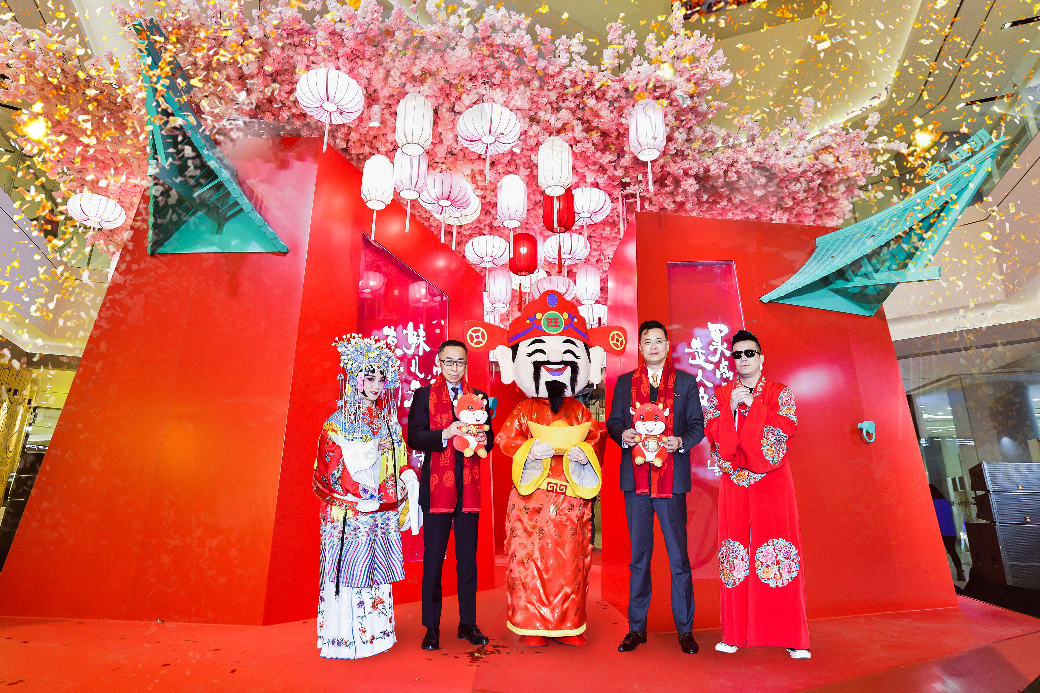 重庆IFS摩登国风灯影艺术装置灯如影爱成双揭幕