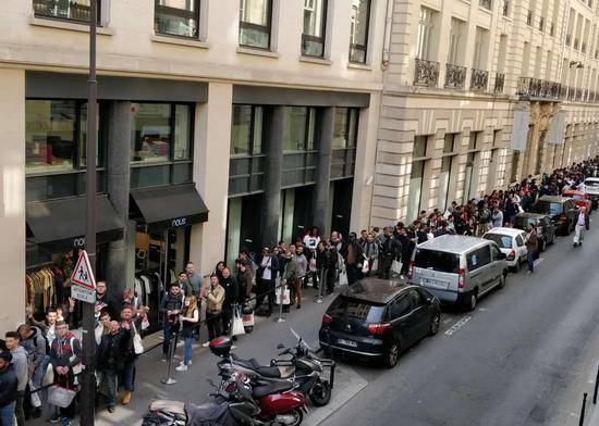 美国宣传华为手机,美国排队购买华为手机